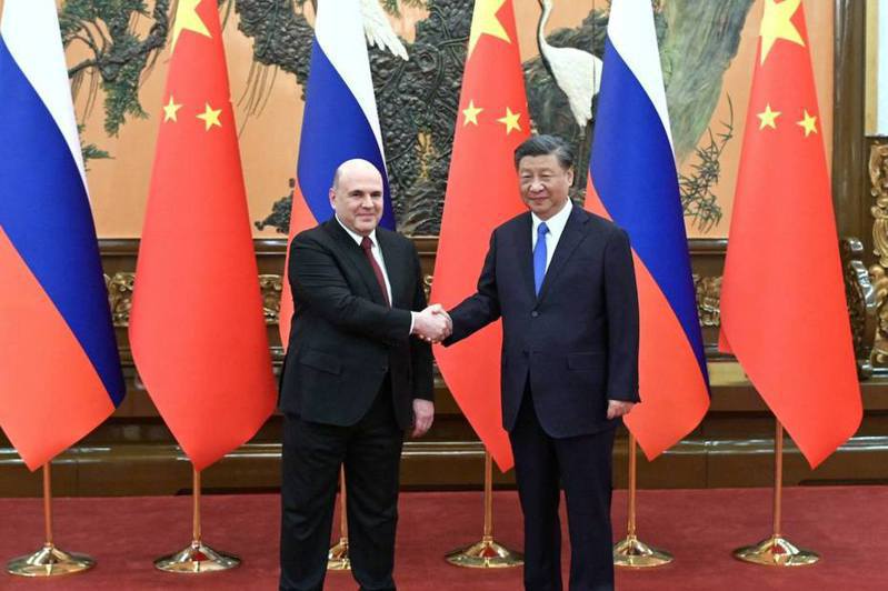 俄羅斯總理米舒斯京24日與大陸國家主席習近平和國務院總理李強舉行會談。取自央視新聞