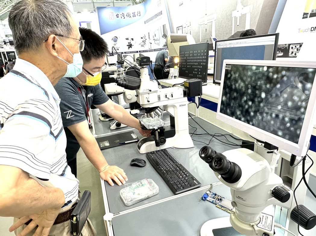 台灣儀器行現場專人介紹最新工業顯微鏡等量測儀器，並針對參觀者的疑問進行解說。 黃...