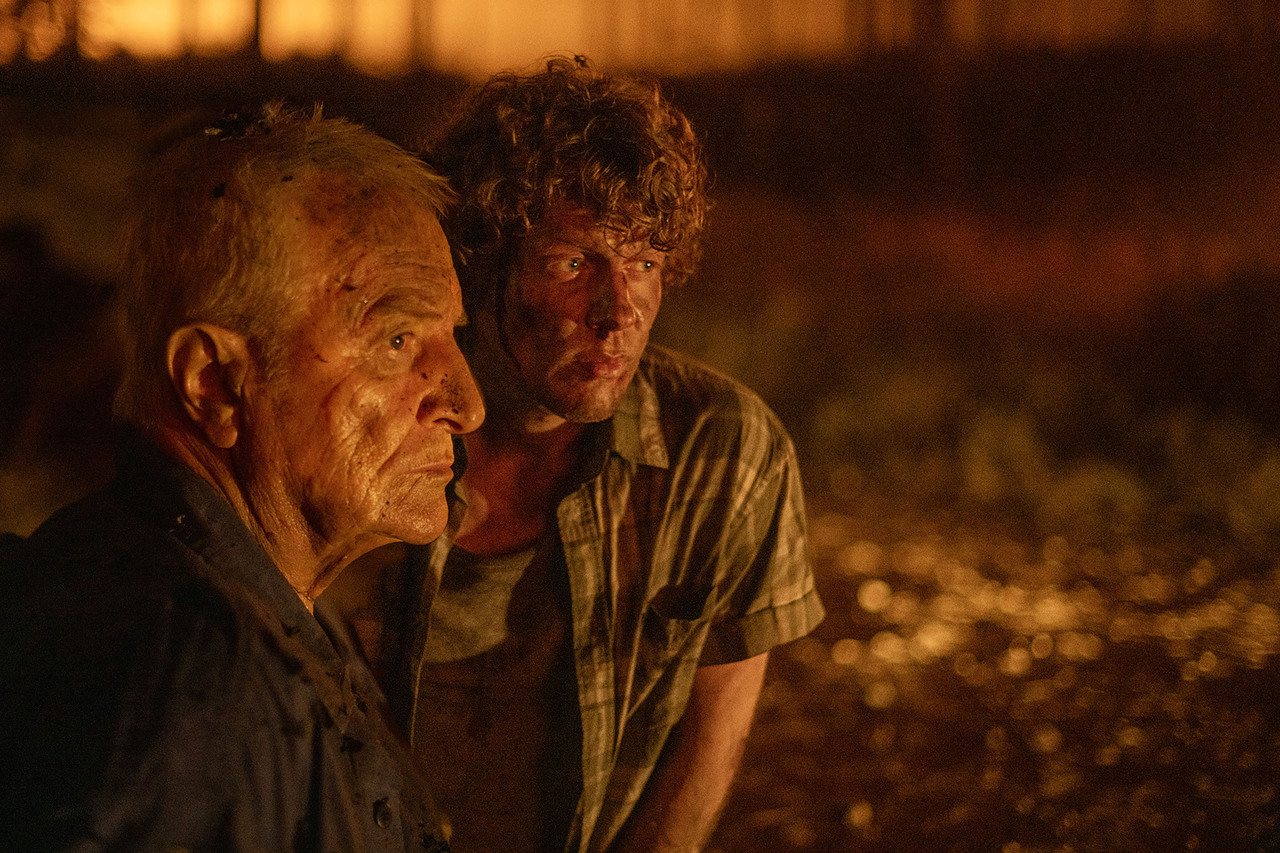 電影「烈火浩劫」以森林大火為背景，法國凱薩獎影帝艾歷克斯魯茲（Alex Lutz）（右）片中需要帶著年邁父親逃生，他坦言這是個有挑戰性的角色。采昌提供