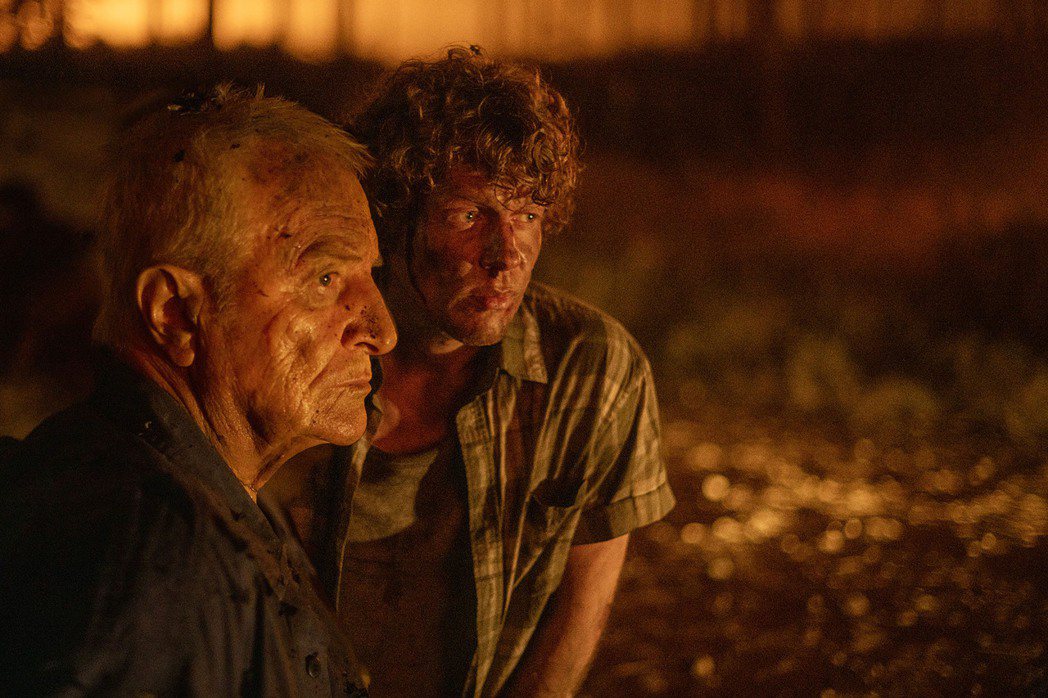 电影“烈火浩劫”以森林大火为背景，法国凯萨奖影帝艾历克斯鲁兹（Alex Lutz）（右）片中需要带著年迈父亲逃生，他坦言这是个有挑战性的角色。采昌提供
