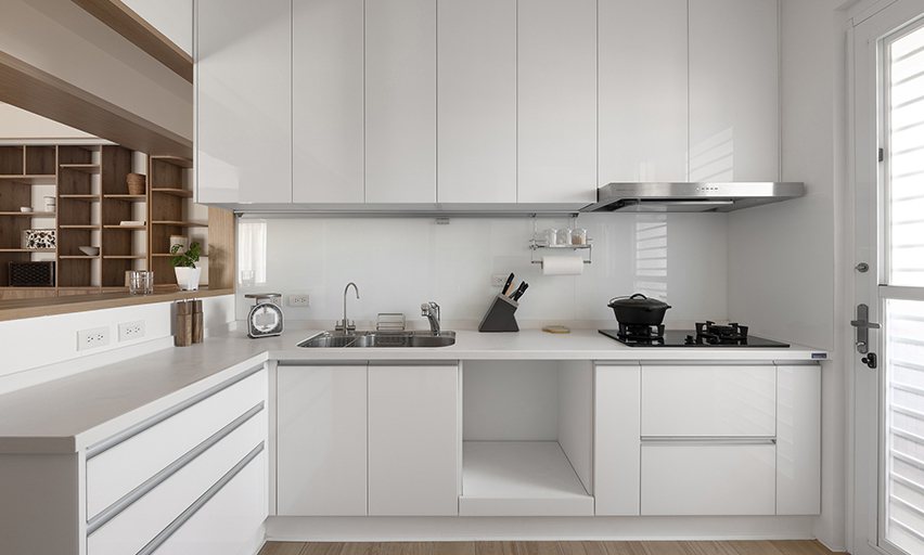 原本一字型廚房擴建為L＋1。圖片提供：燕居室內設計