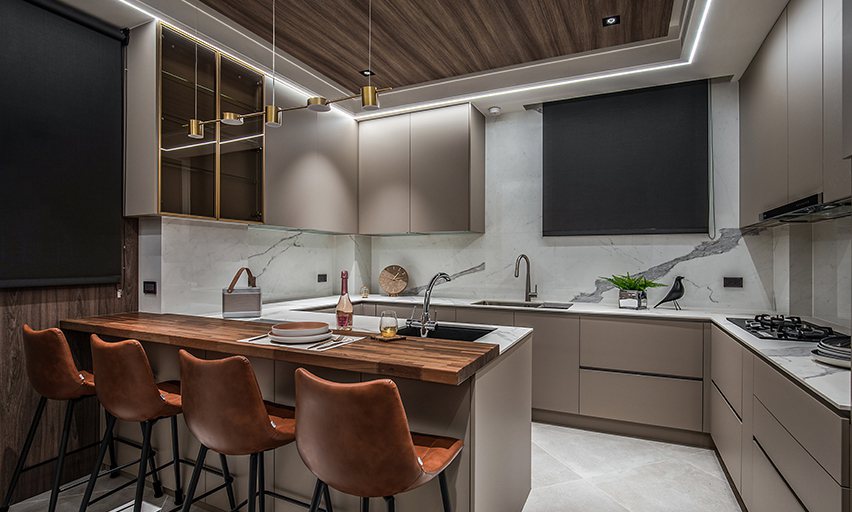 U型廚房充分運用上下層櫃體增加收納機能。圖片提供：大城小室空間設計
