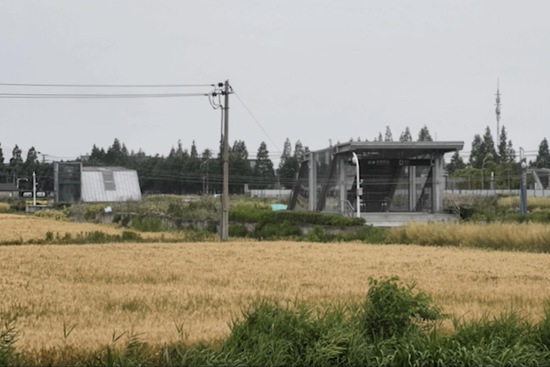 寧波地鐵3號線「超前部署」，其中高塘橋站就蓋在一片農地裡，完工近4年還是無人搭乘。圖／截自澎湃新聞