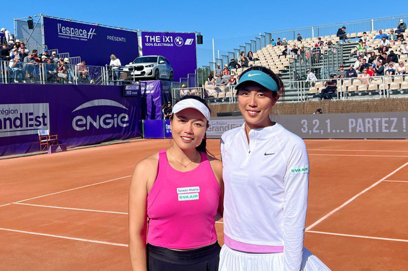 詹詠然（左）和詹皓晴姊妹晉級史特拉斯堡女網賽4強。圖／劉雪貞提供