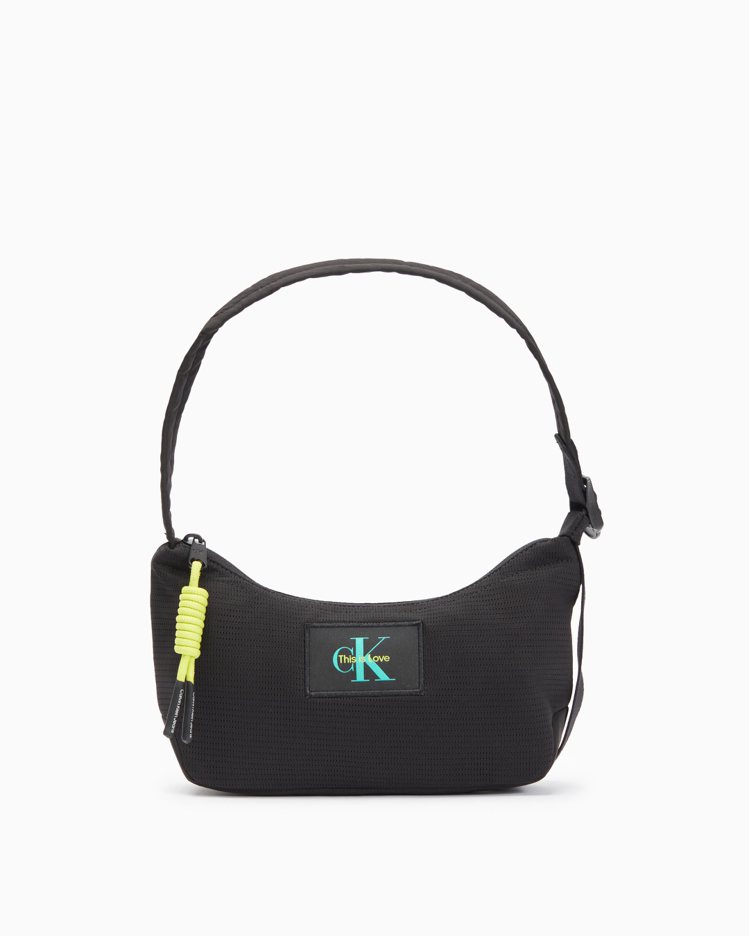 Calvin Klein Pride單肩包，3,280元。圖／Calvin Klein提供
