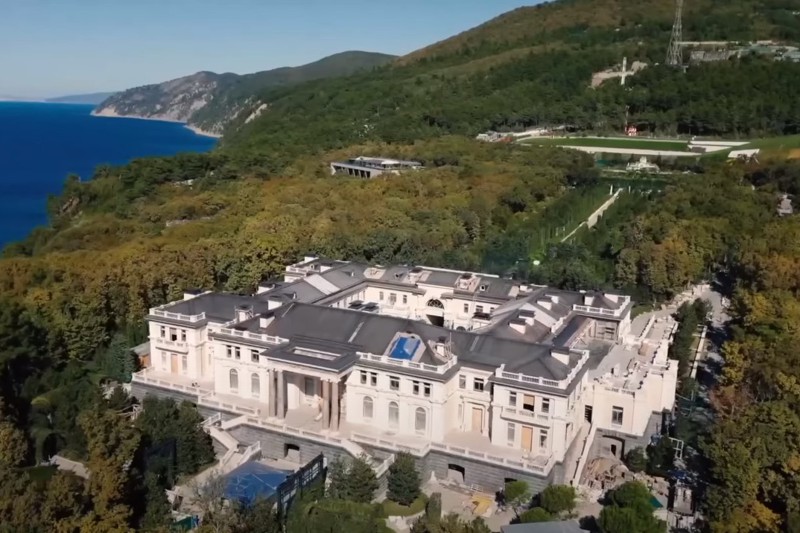 這座俯瞰黑海的宮殿建於懸崖邊，價值超過10億美元，除了占地5300多坪，周圍更有大面積林地作為屏障。圖／擷自納瓦尼YouTube頻道
