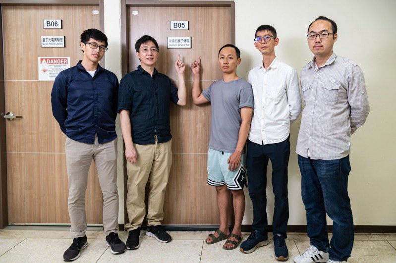 老師褚志崧研究團隊將其中一間實驗室命名為「竣堯的量子網咖」，來紀念一起打拼的夥伴。圖／清大提供