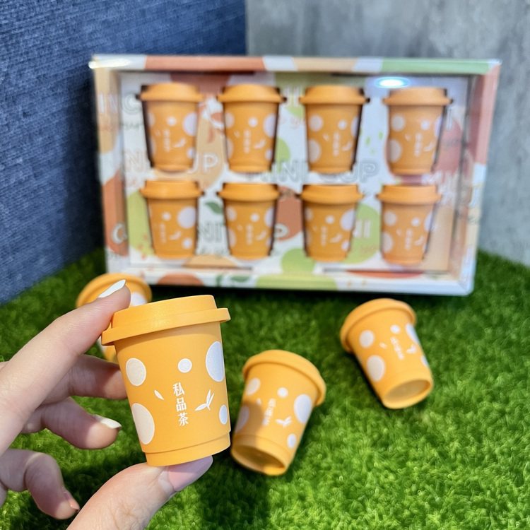 全家便利商店MiniCup系列新推出私品茶「盛夏款」，可愛的粉橘色外表搭配茉莉風味綠茶粉，絕對必收藏。圖／全家便利商店提供
