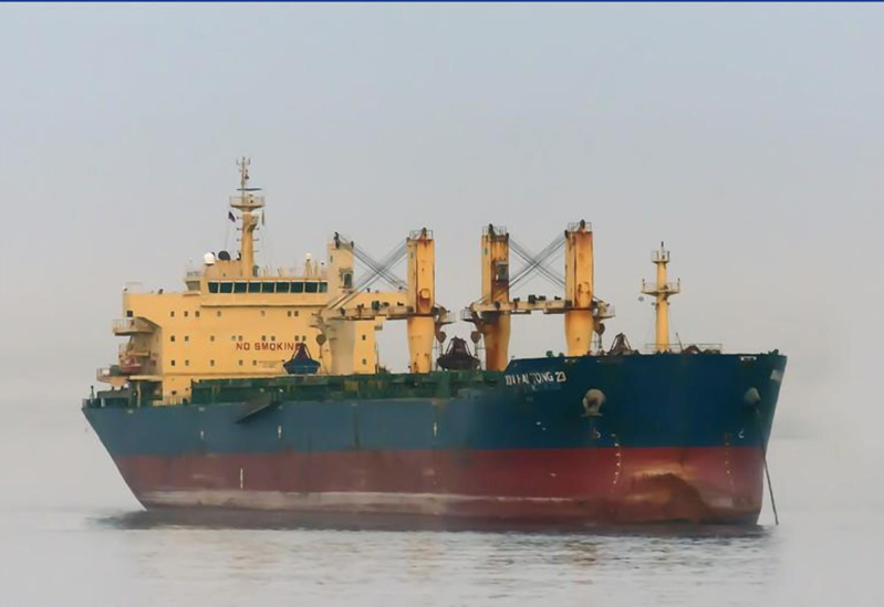 香港籍散裝船25日在蘇伊士運河南端擱淺，逾1小時後脫困。擷自marinetraffic網站