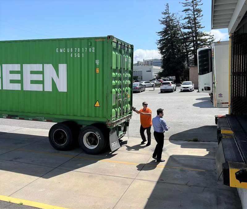 中菲行在舊金山保稅倉第一個集裝拼箱(Consol Box)準備執行拆櫃與運送。中菲行提供