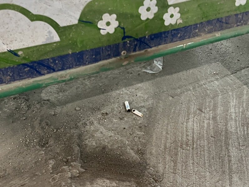 市雨議員林延鳳發現北市南門市場工地地下室與一樓，數處有煙蒂和菸盒，疑似有工人在現場抽菸情形，恐有釀災之虞。圖／議員林延鳳辦公室提供