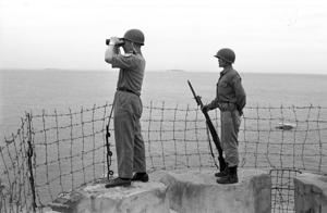 早期金門守軍衛兵在崗哨前嚴密監控對岸情況。圖／聯合報系資料照片