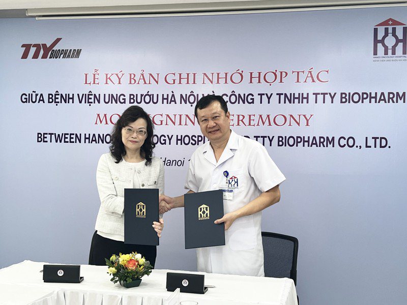 台灣東洋總經理侯靜蘭（左）與河內腫瘤醫院院長PhD.Dr.Bui Vinh Quang（右）攜手簽署合作備忘錄。台灣東洋／提供