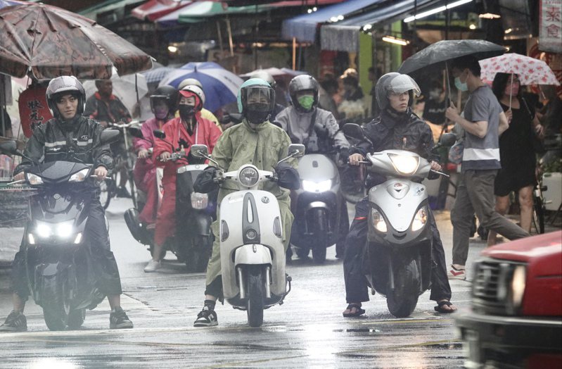 屏東縣、高雄市大雷雨， 氣象局籲民眾注意。圖／本報資料照片