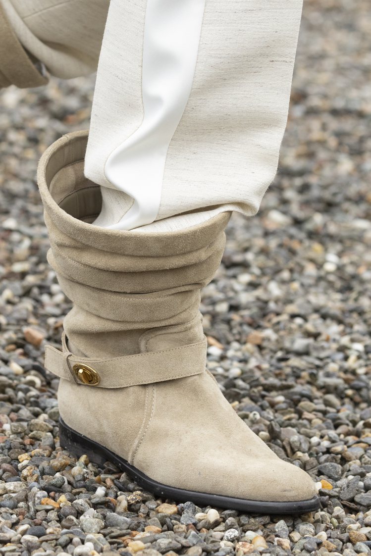 海盜風格的寬鬆短靴也是路易威登2024早春女裝系列的主力鞋款。圖／路易威登提供