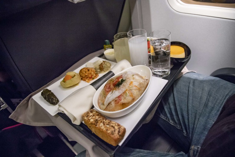 飛機餐難吃有其科學道理，機艙內的壓力、濕度和噪音環境等因素，都會削弱乘客的嗅覺和味覺。路透／alamy