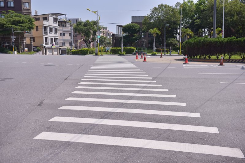 花蓮市永興路、府前路口行穿線長達55公尺，對高齡、學童、行動不便的民眾通行時造成安全疑慮。圖／花蓮市公所提供