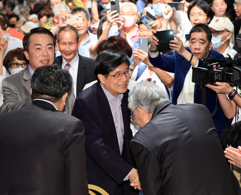 前總統陳水扁（前中）昨天出席在台北舉行的「凱達格蘭基金會18週年感恩募款餐會」，進場時與出席來賓握手互動。記者林伯東／攝影