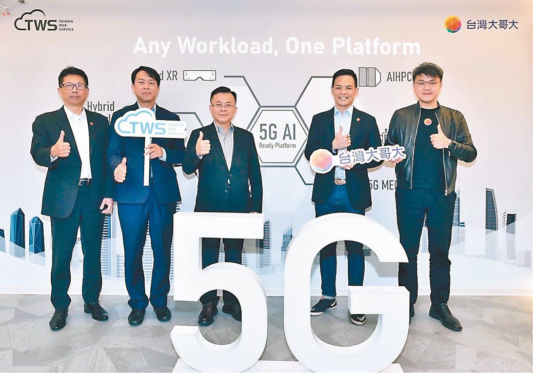 NCC主委陳耀祥（左三起）參訪台灣大與台智雲聯手打造「5G AI Ready Platform系統暨共創實驗室」，台灣大總經理林之晨陪同說明。台灣大／提供