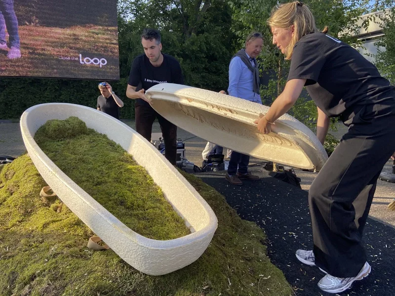 荷蘭新創公司「環形生物科技」展示由蕈菇和麻纖維製成的棺材。 圖／美聯社