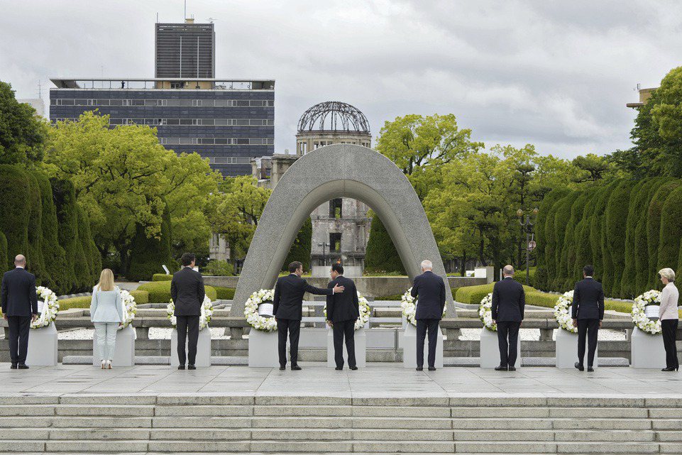 2023年5月19日在日本廣島舉行的G7峰會，各國領導者在廣島原子彈爆炸受害者紀念碑前獻上花圈。 圖／美聯社