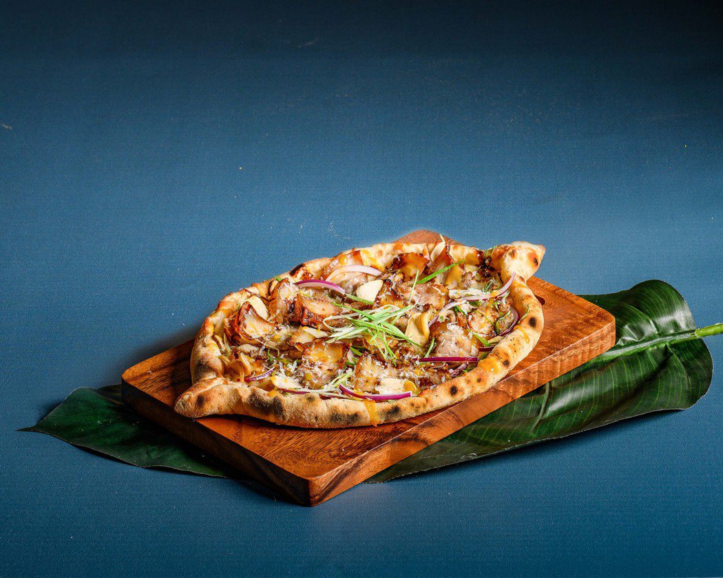 堤諾比薩端午節推出龍舟造型秘制蒜香鹹豬肉。堤諾義式餐廳／提供