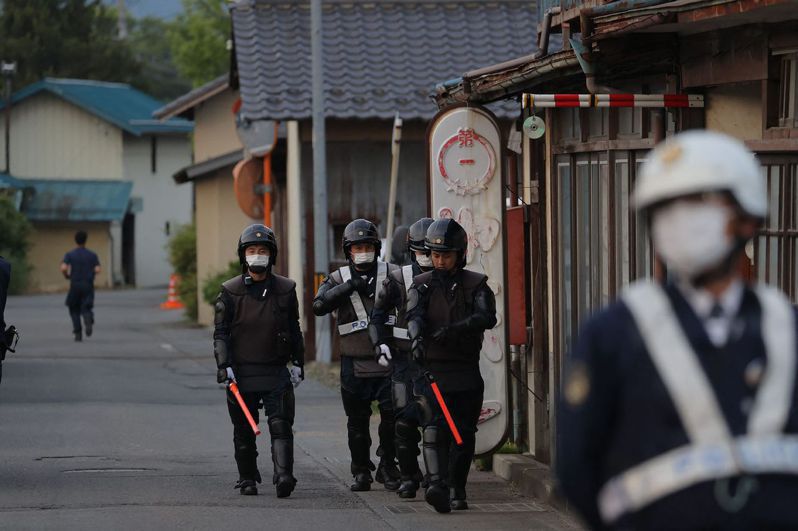 日本長野縣中野市昨天發生男子開槍和持刀攻擊事件，造成2名員警在內共4人死亡。法新社