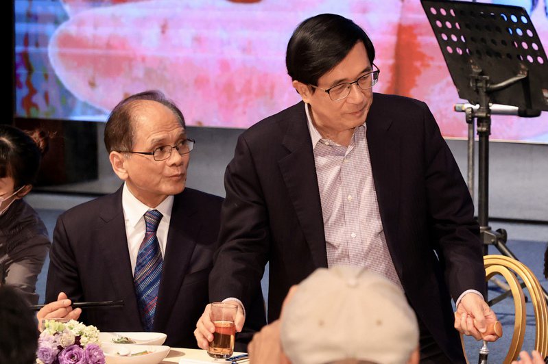 前總統陳水扁（右）與立法院長游錫堃（左）出席凱達格蘭基金會18周年感恩募款餐會。聯合報記者林伯東／攝影