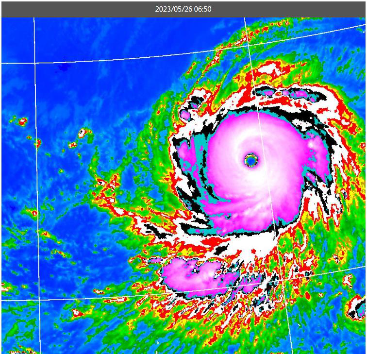 強烈颱風瑪娃今天凌晨2時的中心位置在關島西北西方500公里海面上（鵝鑾鼻東南東方2220公里海面上），以每小時25公里速度，向西北西轉西進行，7級風暴風半徑280公里。圖／取自中央氣象局網站