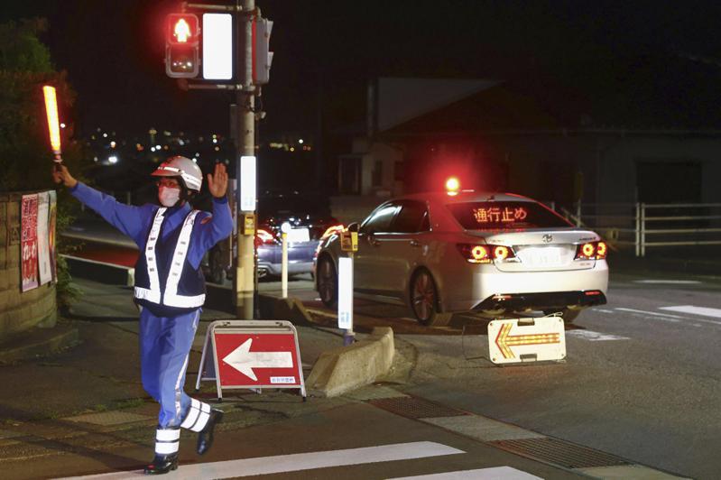 日本長野縣中野市25日發生男子持刀和開槍事件，造成包括兩名員警在內共四人身亡，警方指出，兇嫌是當地議會議長兒子，已被逮捕。美聯社