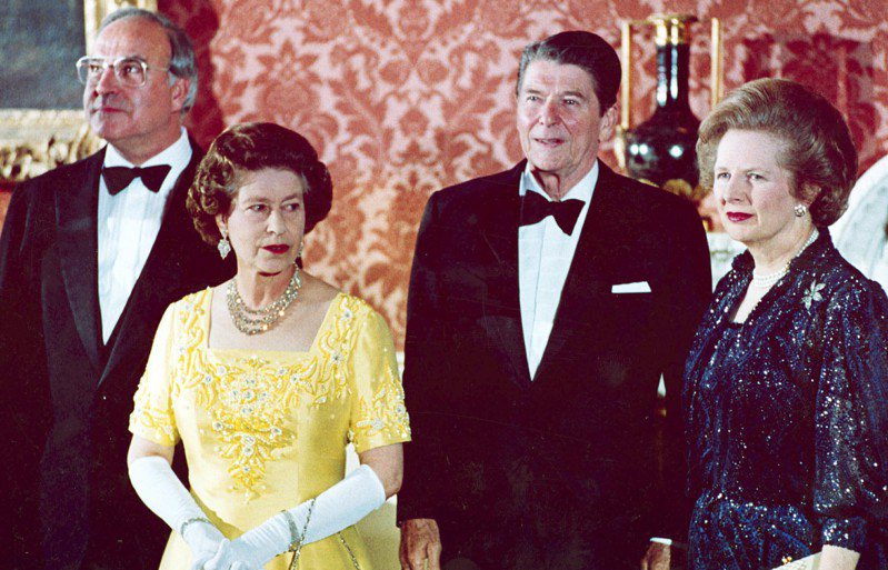 美國聯邦調查局最新公布的文件顯示，已逝的英國女王伊麗莎白二世（左二）在1983年訪問美國期間曾面臨潛在的「暗殺威脅」，圖為女王1984年與美國時任總統雷根（右二）。美聯社