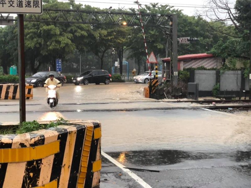 2019年7月2日因豪大雨導致平交道積水，影響火車通行。圖／新北市水利局提供