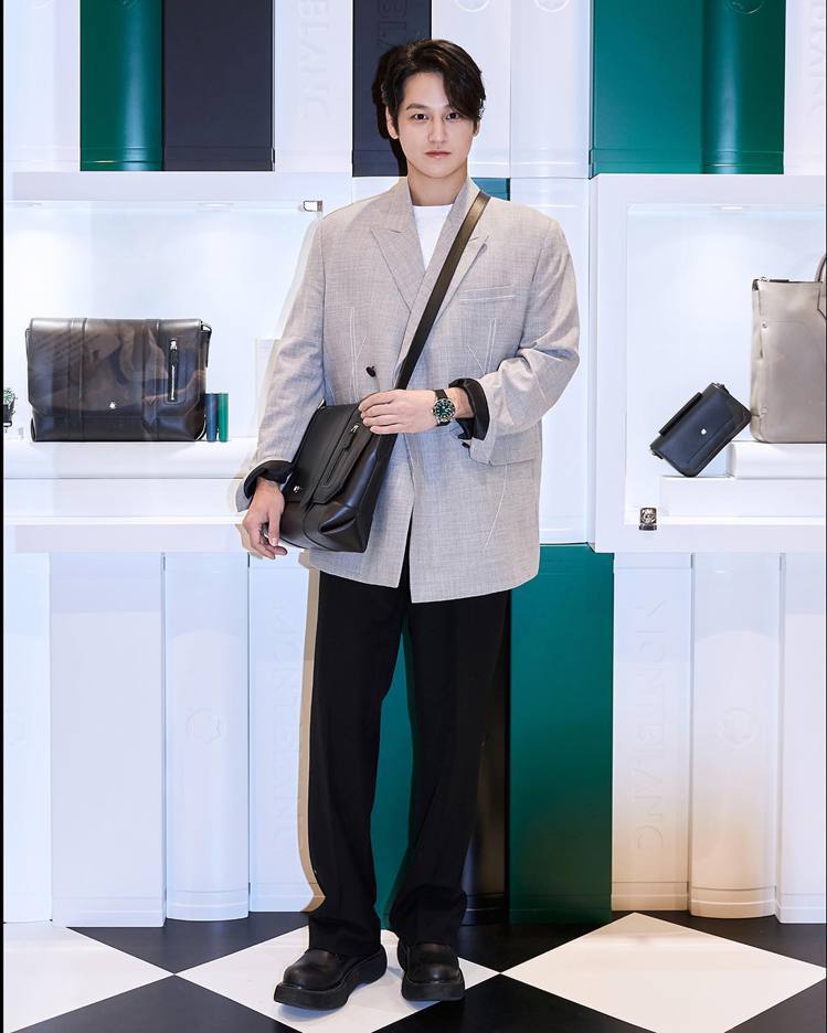 曾演出《不可阻擋的High Kick》、《花樣男子》等作品的金汎使用了一款中型的黑色Soft系列郵差包，西裝袖口反捲搭配手表的方式，帶著愜意的度假風格。圖／翻攝自 IG @ wkorea