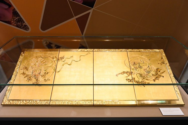 結合「蛋彩畫法」與濕水處理鑲貼金箔的四連畫，是羅浮宮以風神雷神為主題所創作，也在本次表展期間展出。圖 / 江詩丹頓提供