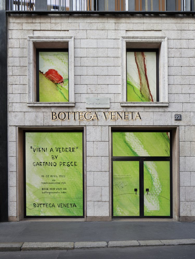 頻繁著墨於藝術領域的Bottega Veneta，今年在米蘭家具展期間也曾與建築師Gaetano Pesce合作，在品牌的蒙特拿破崙店內展出「Vieni A Vedere」裝置藝術。圖／Bottega Veneta提供