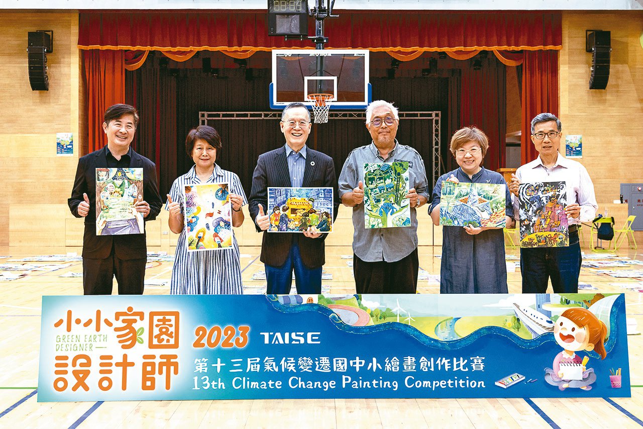 台灣永續能源研究基金會董事長簡又新（左三起）、高年級組評審長楊恩生與評審持得獎作品合影。
TAISE／提供