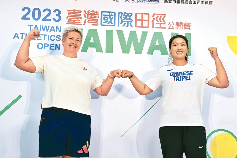 台灣國際田徑公開賽今、明兩天舉行，波蘭鏈球女王沃達奇克（左）和台灣女子鏈球紀錄保持人余雅倩（右）同台展現女力。記者林伯東／攝影