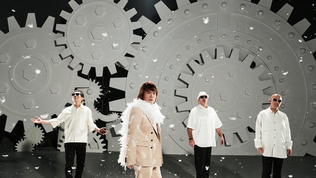 伍佰（左二）在MV裡以巨大齒輪來象徵人生。圖／月光音樂提供