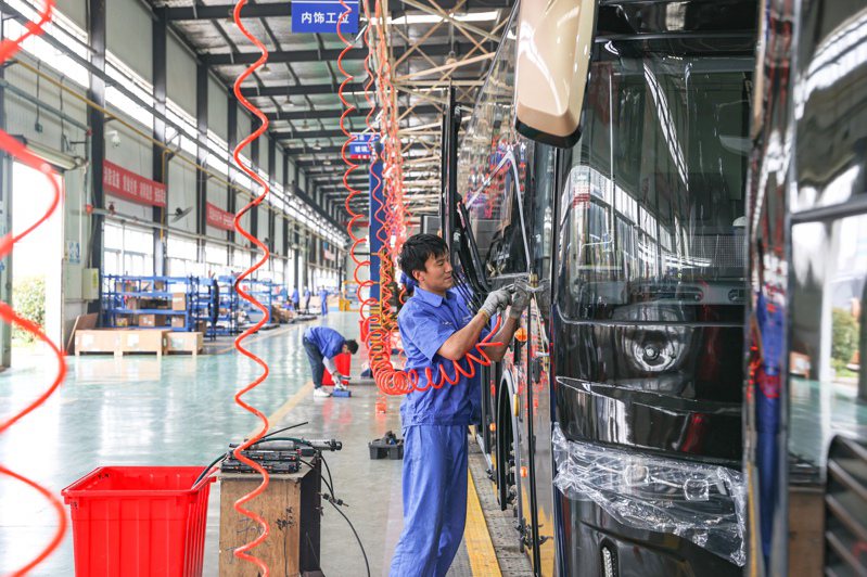 大陸部分省市經濟數據造假，官方將嚴查防範，圖為江西南昌一客車製造企業工廠作業的工人。（中新社）