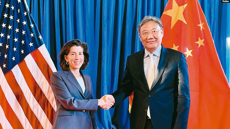 美國商務部長雷蒙多（左）廿五日與中國大陸商務部長王文濤（右）在華府會面。圖／取自雷蒙多個人推特