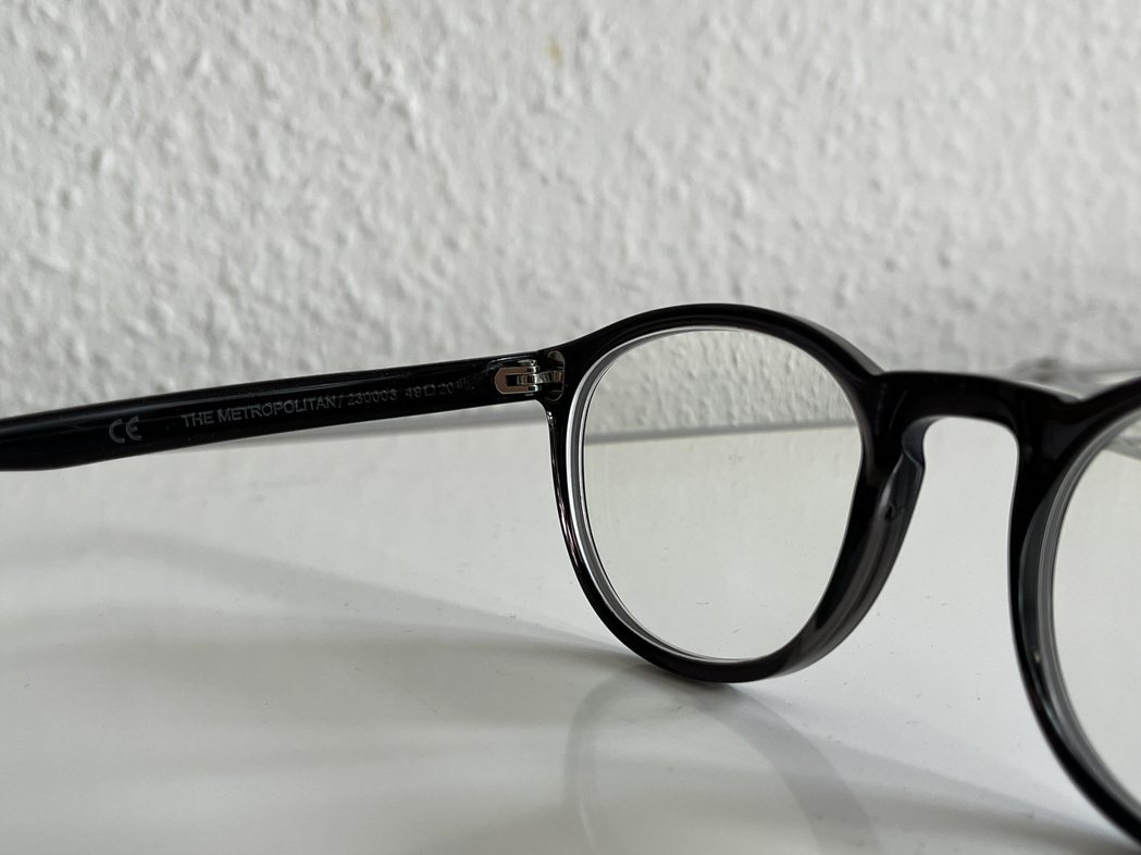 鏡架內側有如密碼般的「49 □ 20/140」，是眼鏡的尺寸，也是許育華挑完美鏡...