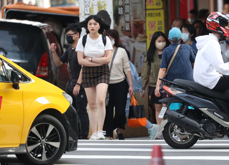 一名網友表示，來台旅遊的日本人看到台灣人違規停車，直言「是不是家庭學校都沒有在教？」讓他瞬間啞口無言。示意圖／聯合報系資料照