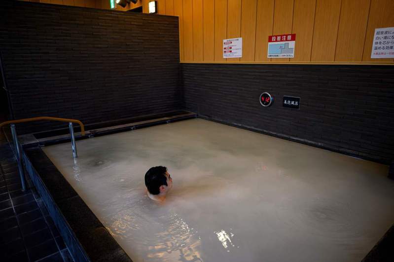 針對「混浴」的孩童年齡限制，日本各地幾年前主要以9歲為上限，但目前普遍調降到6歲。（法新社）