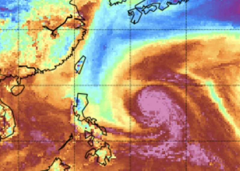 大气可降水量分析，蓝色系是干区，粽红色系是湿区。右上是副高的位置，干区看起来好像副高西伸，看垂直结构，副高范围没那么大，台湾到菲律宾附近的干区比较可能是台风外围下沉区的影响。图／取自CIMSS