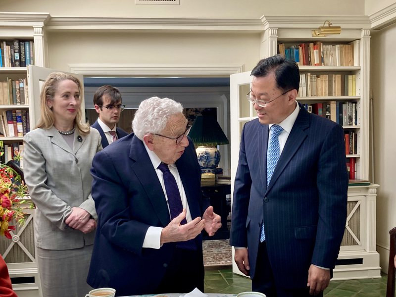 剛上任的大陸駐美大使謝鋒到前美國國務卿季辛吉的住處，祝賀他百歲壽辰 。     大陸外交部官網