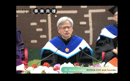輝達執行長黃仁勳出席台大畢業典禮時，分享了輝達創立艱辛的小故事。翻攝自台灣大學畢業典禮直播畫面