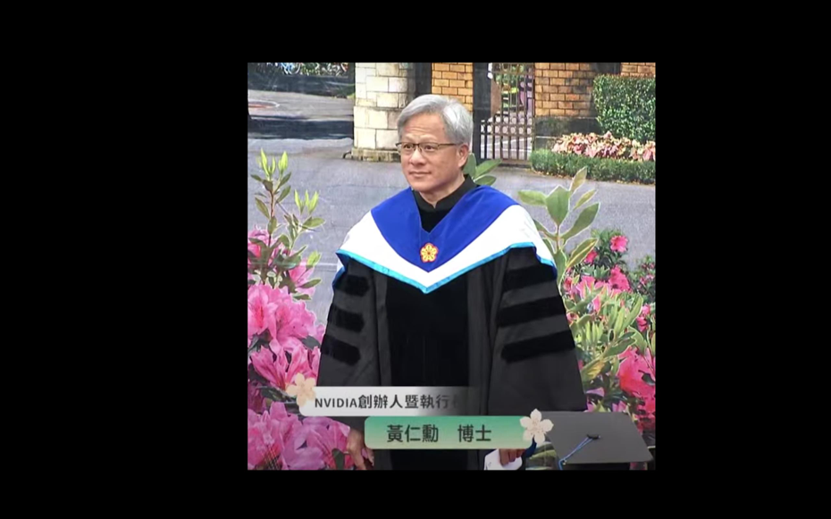 輝達執行長黃仁勳出席台灣大學畢業典禮，並發表畢業演說。圖／翻攝自台灣大學畢業典禮直播畫面
