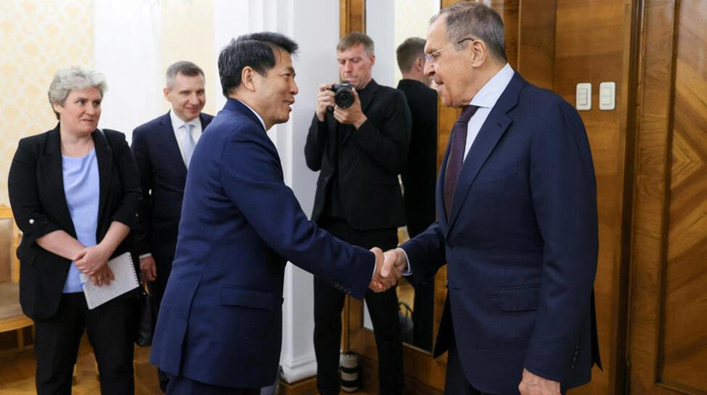 中國政府歐亞事務特別代表李輝26日抵達莫斯科，與俄羅斯外長拉夫羅夫（Sergei Lavrov）舉行會談。（取自法新社）