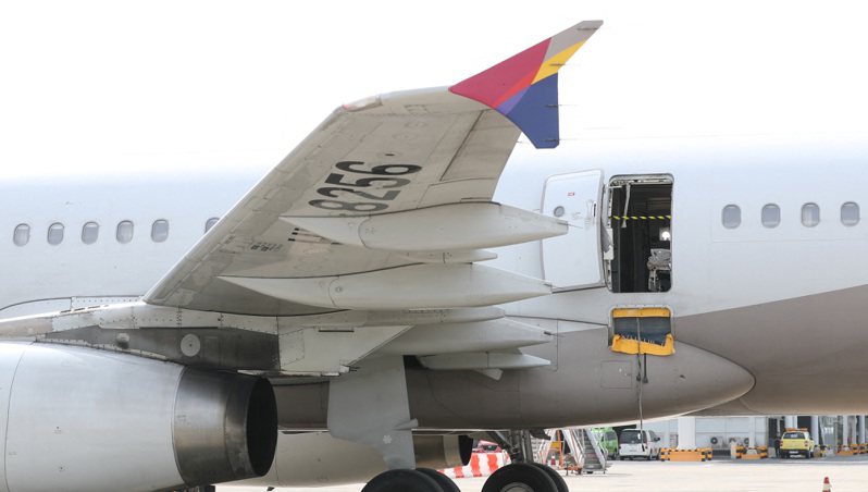 韓亞航空26日一架從濟州機場飛往大邱的航班落地前，一名30多歲男姓乘客突然打開逃生門，造成至少9人呼吸困難。路透