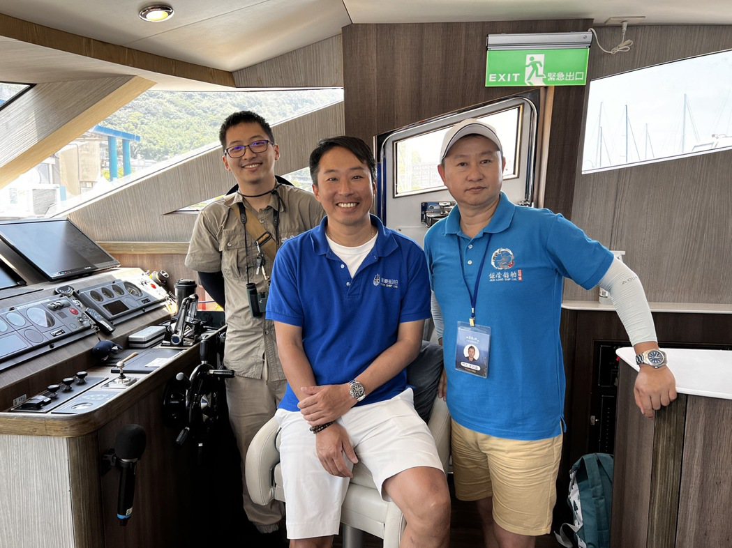 台灣鯨豚觀察員、鉅隆號船隊導李昌萬（右），發現基隆嶼有二級保育類「椰子蟹」，相當...